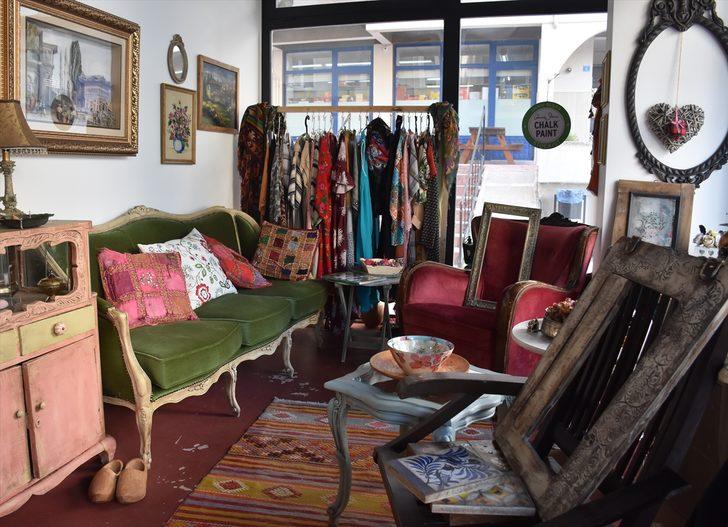 Emekliliğinde öğrendiği ahşap boyama sanatıyla eski eşyaları "parlatıyor" G4