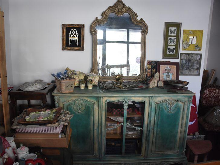 Emekliliğinde öğrendiği ahşap boyama sanatıyla eski eşyaları "parlatıyor" G5