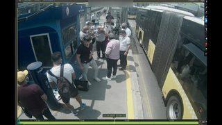 Metrobüste kör eden maske uyarısı! Hem gözünden hem işinden oldu