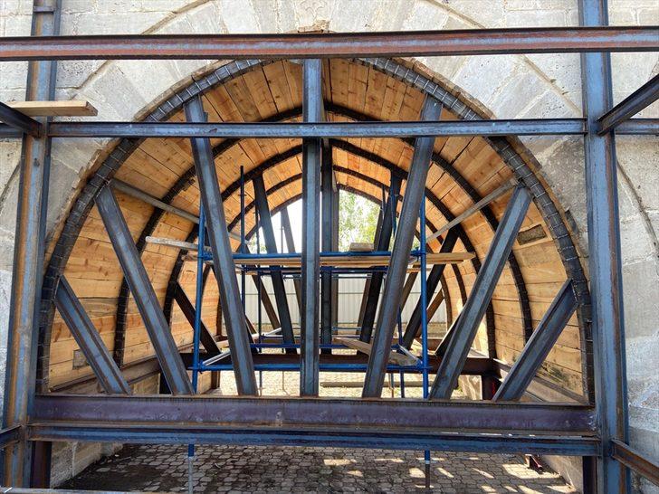 Tarihi Uzunköprü, restorasyon çalışmaları nedeniyle trafiğe kapatıldı G3