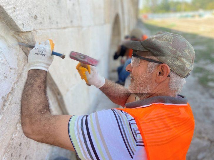 Tarihi Uzunköprü, restorasyon çalışmaları nedeniyle trafiğe kapatıldı G5