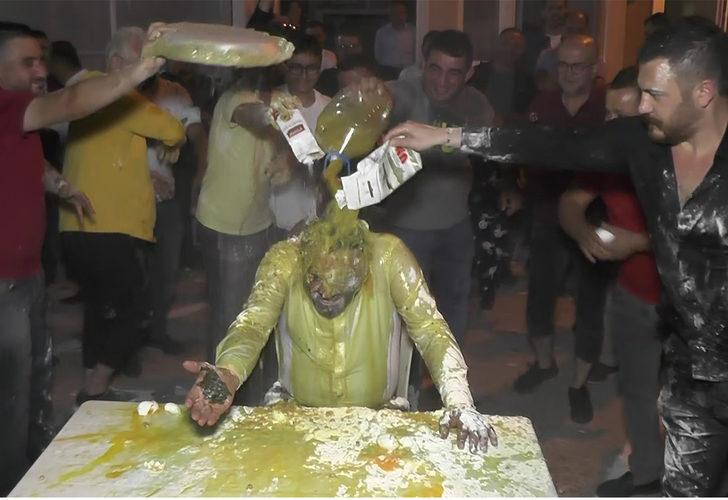 Damadın başına gelmeyen kalmadı! Yumurtayla saldırıp unla yıkadılar
