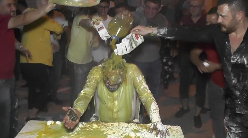 Damadın başına gelmeyen kalmadı! Yumurtayla saldırıp unla yıkadılar