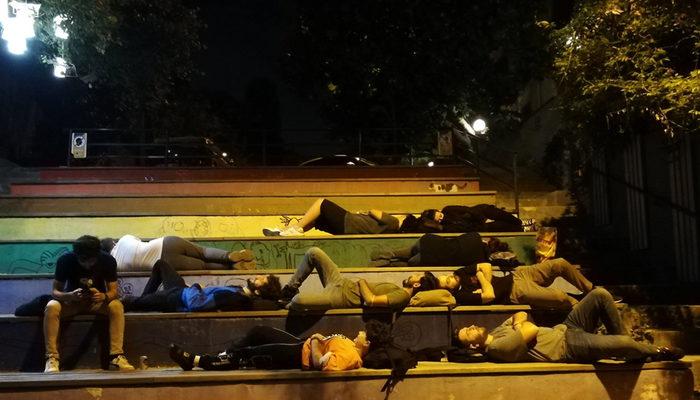 Yer: İstanbul! Barınacak yer bulamayan öğrenciler parkta sabahladı