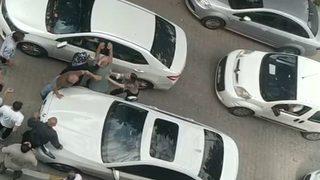 Yol verme kavgasına kadınlar da karıştı! Yakınlarını darp eden adamı dövdüler