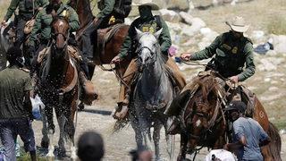 ABD'li askerlerden tepki çeken görüntü! Göçmenleri kırbaçladılar