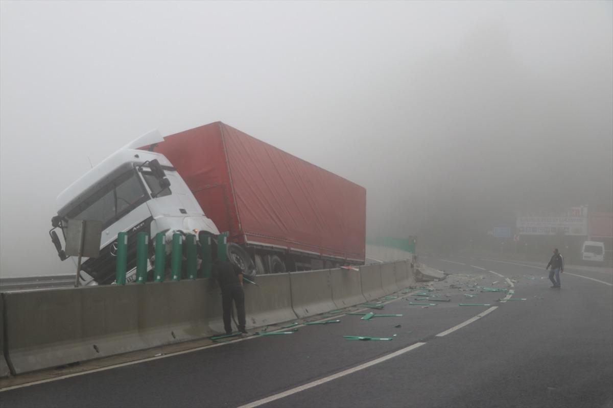 Bolu Dağı'ndaki kazada tır bariyerlere asılı kaldı