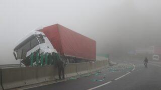Bolu Dağı'ndaki kazada tır bariyerlere asılı kaldı