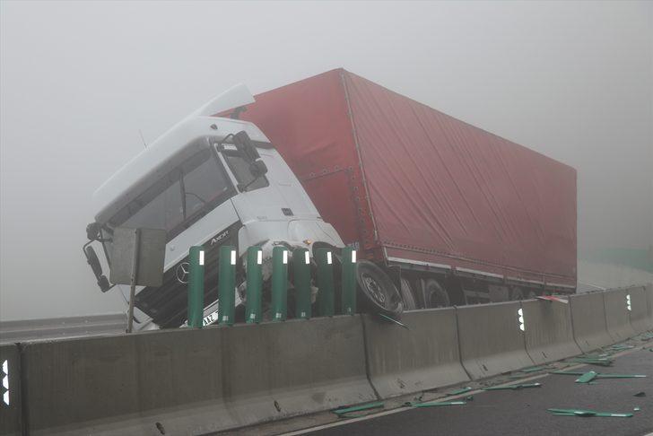 Bolu Dağı'ndaki kazada tır bariyerlere asılı kaldı G2