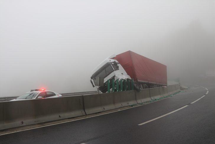 Bolu Dağı'ndaki kazada tır bariyerlere asılı kaldı G3