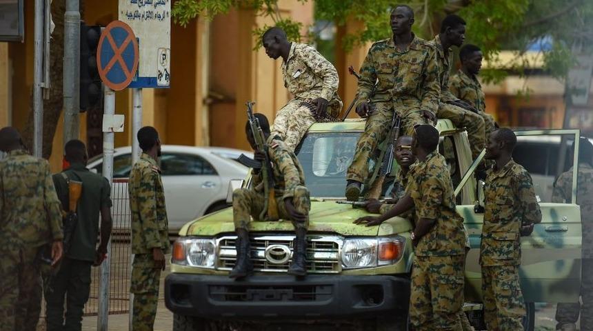 Sudan h&uuml;k&uuml;meti: &Ouml;mer el-Beşir'in destek&ccedil;ilerinin darbe girişimini &ouml;nledik
