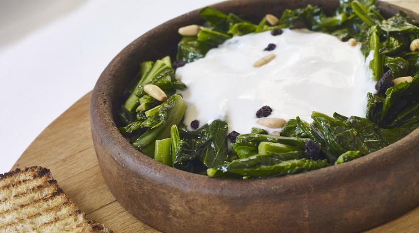 Ispanağı yoğurtla yiyin