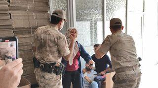 Fabrikada korku dolu anlar! İşten çıkarılan 2 işçi, güvenlik görevlisini bıçak ve satırla rehin aldı