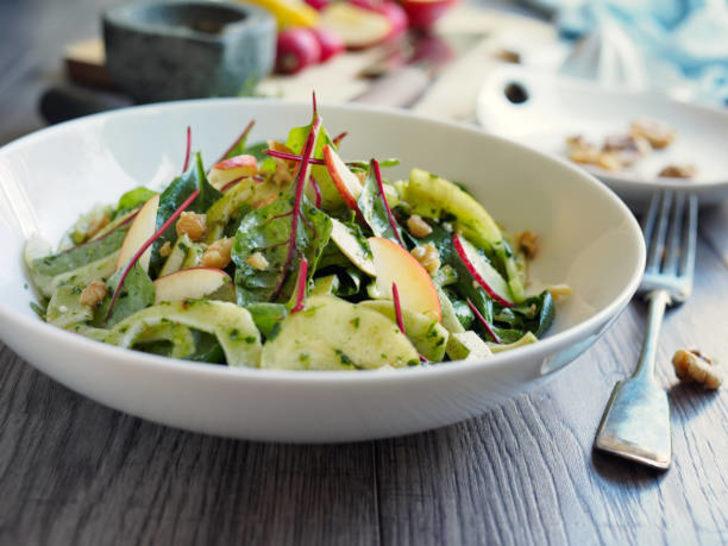 Salatalara yeni bir soluk; Yeşil elmalı salata tarifi