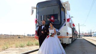 Gaziantep'te vatman çiftin gelin arabası tramvay oldu