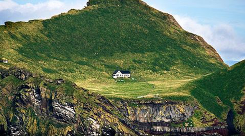 100 yıldır tamamen boş bir adada duran 'Dünyanın En Yalnız Evi'ni ziyaret etti! Sosyal medyada popüler oldu