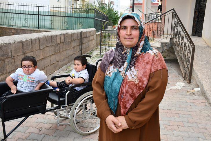Sivas'ta cam kemik hastası ikizlere özel tekerlekli sandalye üretildi G4