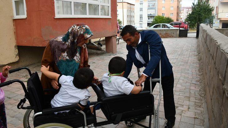 Sivas'ta cam kemik hastası ikizlere özel tekerlekli sandalye üretildi G5