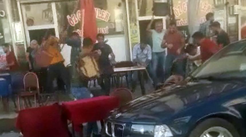 Çayevi önünde masa ve sandalyelerle birbirlerine girdiler