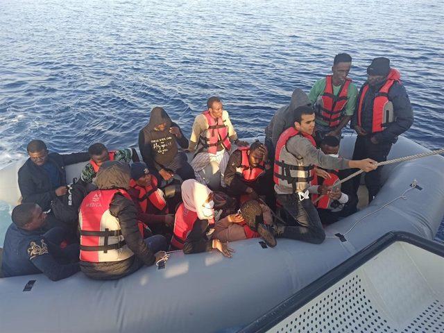 Muğla açıklarında Türk kara sularına geri itilen 16 düzensiz göçmen kurtarıldı