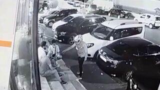 Dehşete düşüren anlar! Kasklı saldırgan market önünde oturan adamı vurup kaçtı