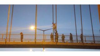 Korku dolu anlar! 17 yaşındaki genç sevgilisi terk ettiği için otoyol köprüsünden atladı