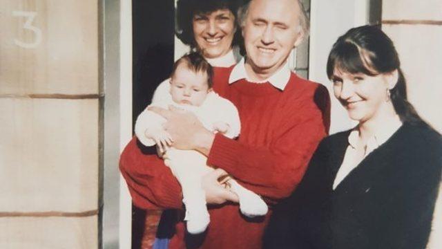 Yeni evinde duvar kağıdının altında 45 yıllık mesajı keşfeden aile şaşkına döndü