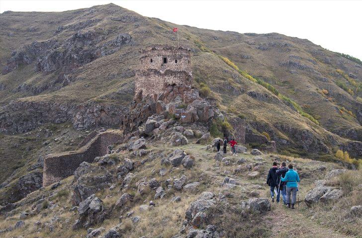 Kayalıkların zirvesindeki tarihi Şeytan Kalesi ilgi odağı oldu G3