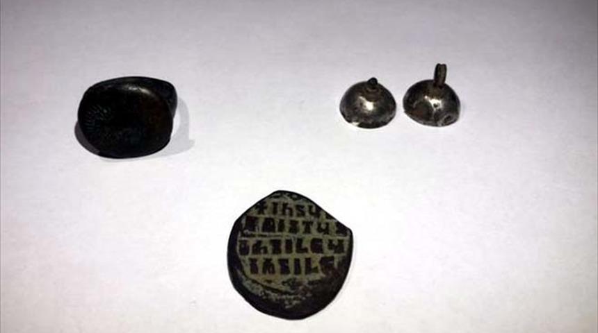 Ardahan'da otomobilde 4 tarihi eser ele geçirildi