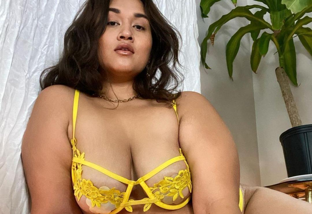 Ateşli pozlarıyla tarihe ge&ccedil;en g&uuml;zel modelden &ccedil;ıplak poz!