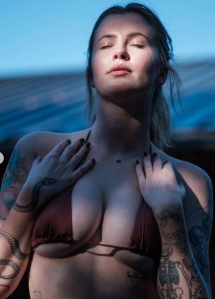 Ireland Baldwin göğüslerine küçük gelen bikinisiyle mesaj verdi G2