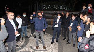 Öğrenciler geceyi parkta geçirdi, Vali yurt talepleri yok açıklaması yaptı