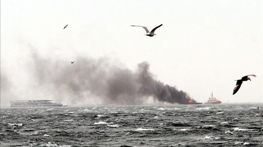 Antalya limanı açıklarında yat yangını