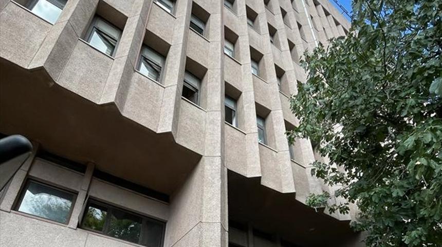 Tutuklandığını duyan sanık mahkeme salonunun penceresinden atladı