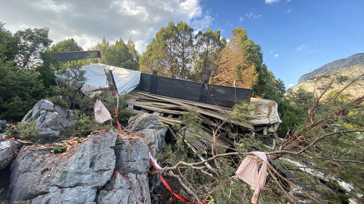 Antalya'da u&ccedil;uruma yuvarlanan kamyonun şof&ouml;r&uuml; hayatını kaybetti
