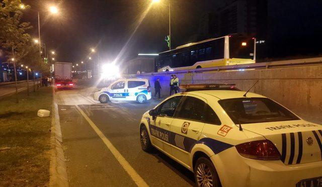 Kocaeli'de park halindeki kamyonete çarpan otomobilin sürücüsü öldü