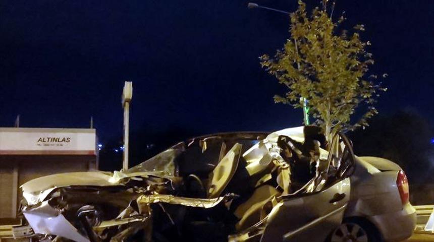 Kocaeli'de park halindeki kamyonete çarpan otomobilin sürücüsü öldü