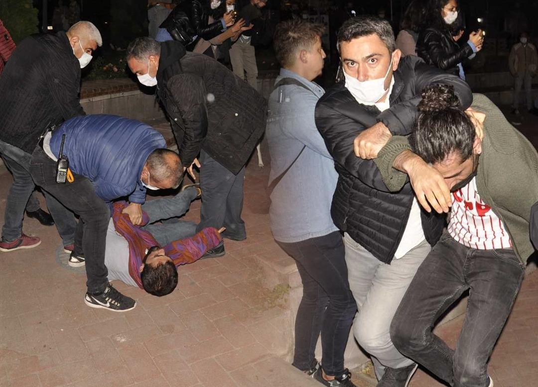 "Barınamıyoz" pankartı a&ccedil;arak parkta yatmak isteyen &ouml;ğrencilere g&ouml;zaltı