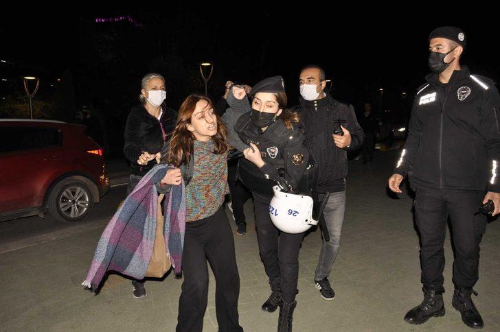 "Barınamıyoz" pankartı açarak parkta yatmak isteyen öğrencilere gözaltı G2