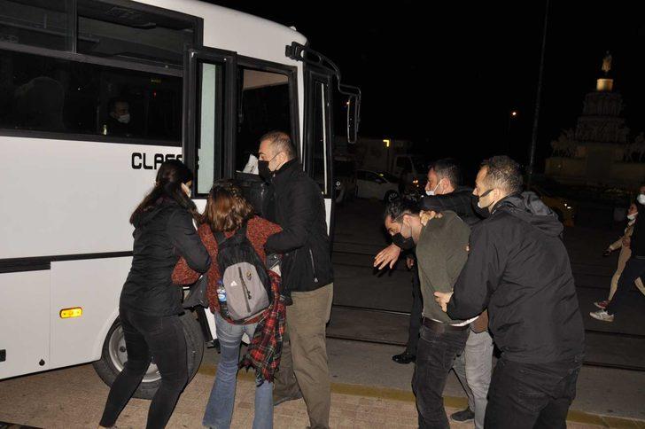 "Barınamıyoz" pankartı açarak parkta yatmak isteyen öğrencilere gözaltı G3