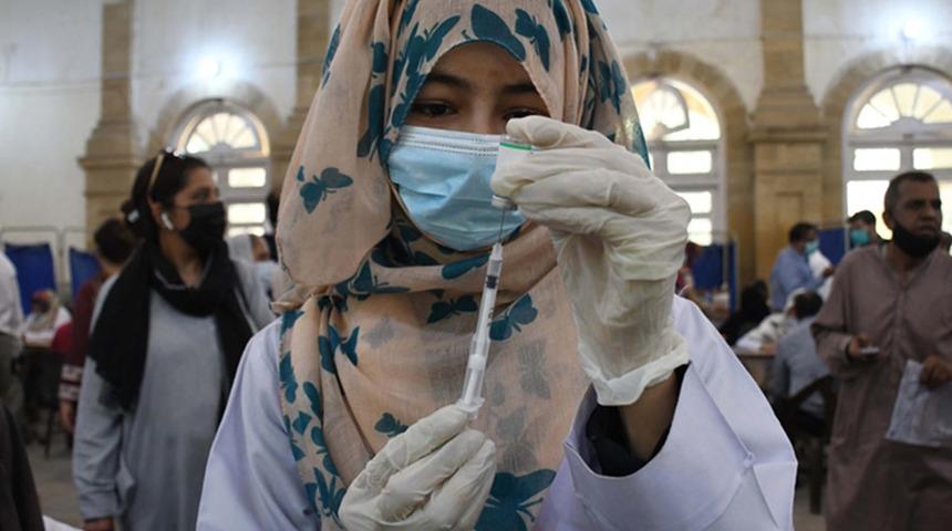 Pakistan’da Covid-19 aşısı olmayan 100 kişiye gözaltı