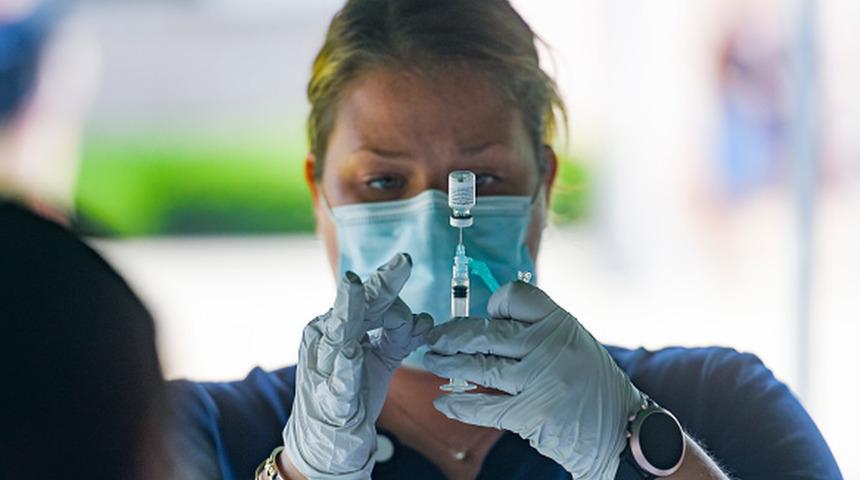 Covid aşıları: ABD'de 65 yaş &uuml;st&uuml; ve y&uuml;ksek risk grubu i&ccedil;in &uuml;&ccedil;&uuml;nc&uuml; doz BioNTech aşısına onay &ccedil;ıktı