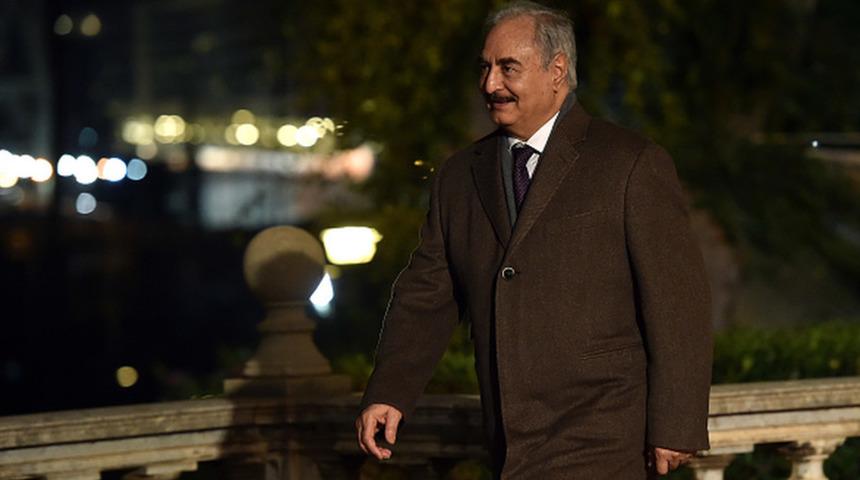 Libyalı General Halife Hafter, se&ccedil;imlerde yarışmasının &ouml;n&uuml;n&uuml; a&ccedil;mak i&ccedil;in askeri g&ouml;revlerini bıraktı