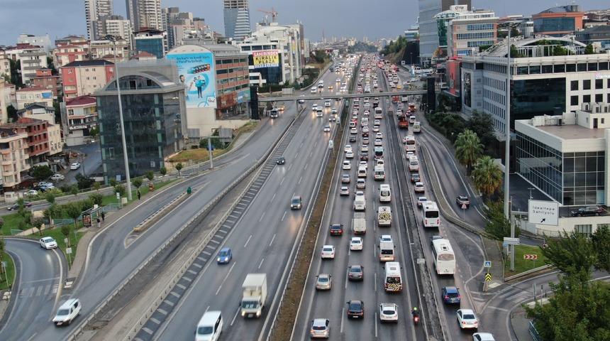 İstanbul'da yağmurla birlikte trafik de başladı! Yola çıkacaklar dikkat