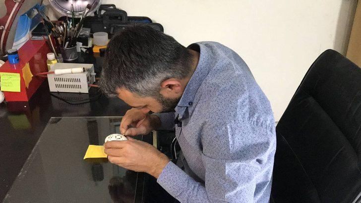 Merakını gidermek için başladı, şimdi bırakamıyor! Tavuk yumurtalarını sanatla donatıyor G1