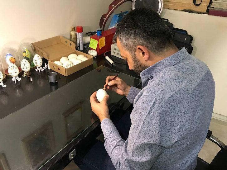 Merakını gidermek için başladı, şimdi bırakamıyor! Tavuk yumurtalarını sanatla donatıyor G3