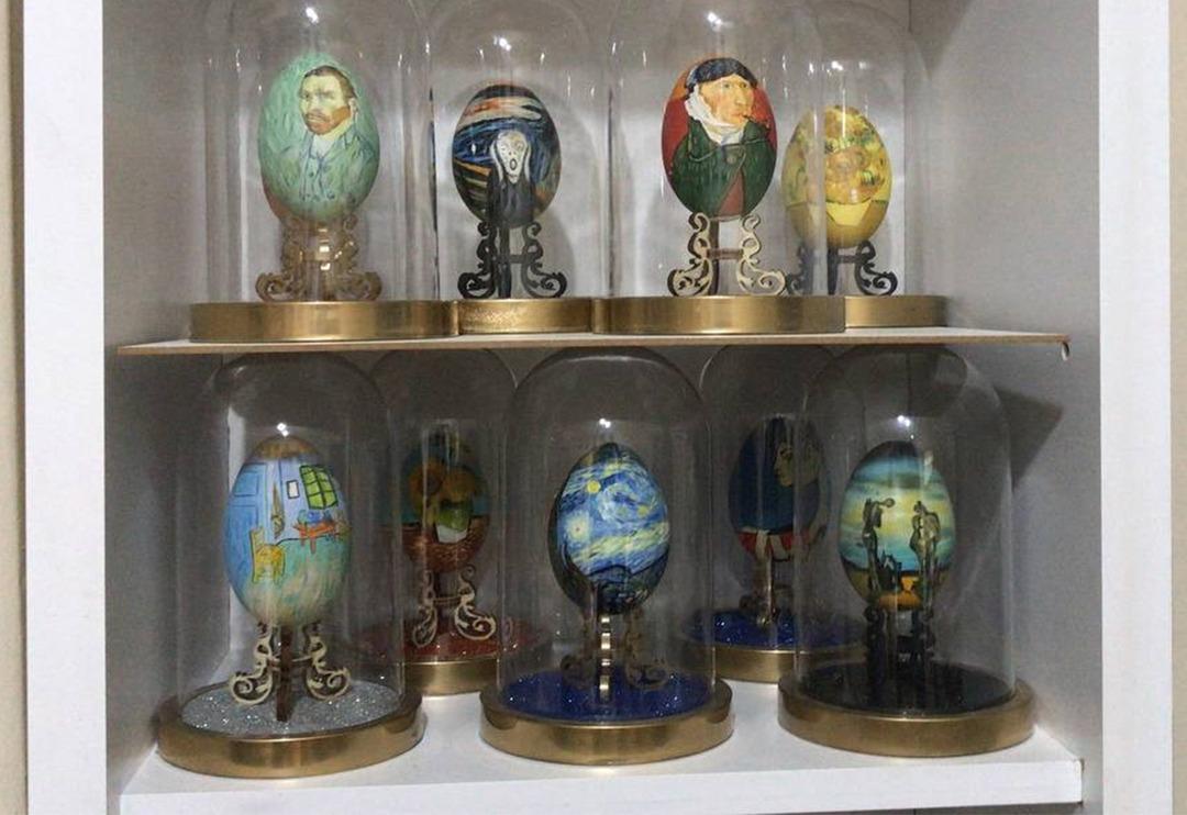 Merakını gidermek i&ccedil;in başladı, şimdi bırakamıyor! Tavuk yumurtalarını sanatla donatıyor