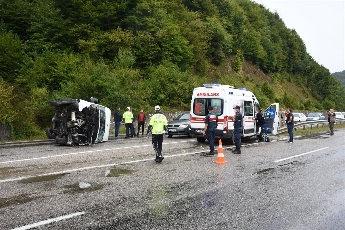 Bartın'da iş&ccedil;i servisinin devrildiği kazada 11 kişi yaralandı