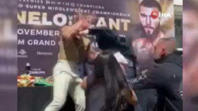 İki boksörün basın toplantısındaki yumruklu kavgası olay oldu 