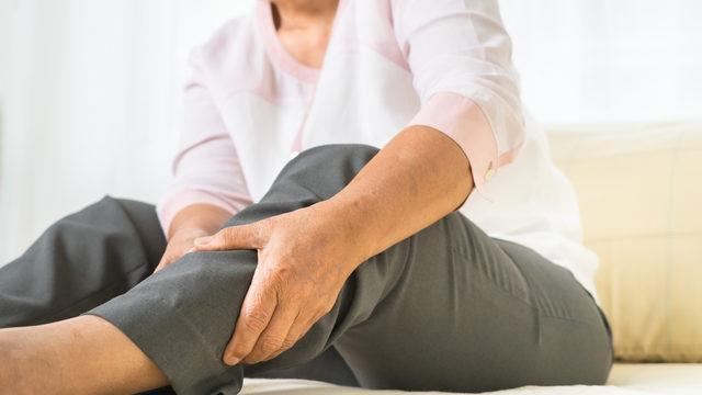Huzursuz bacak sendromu nedenleri arasında demir eksikliği de var! İşte huzursuz bacak sendromu belirtileri